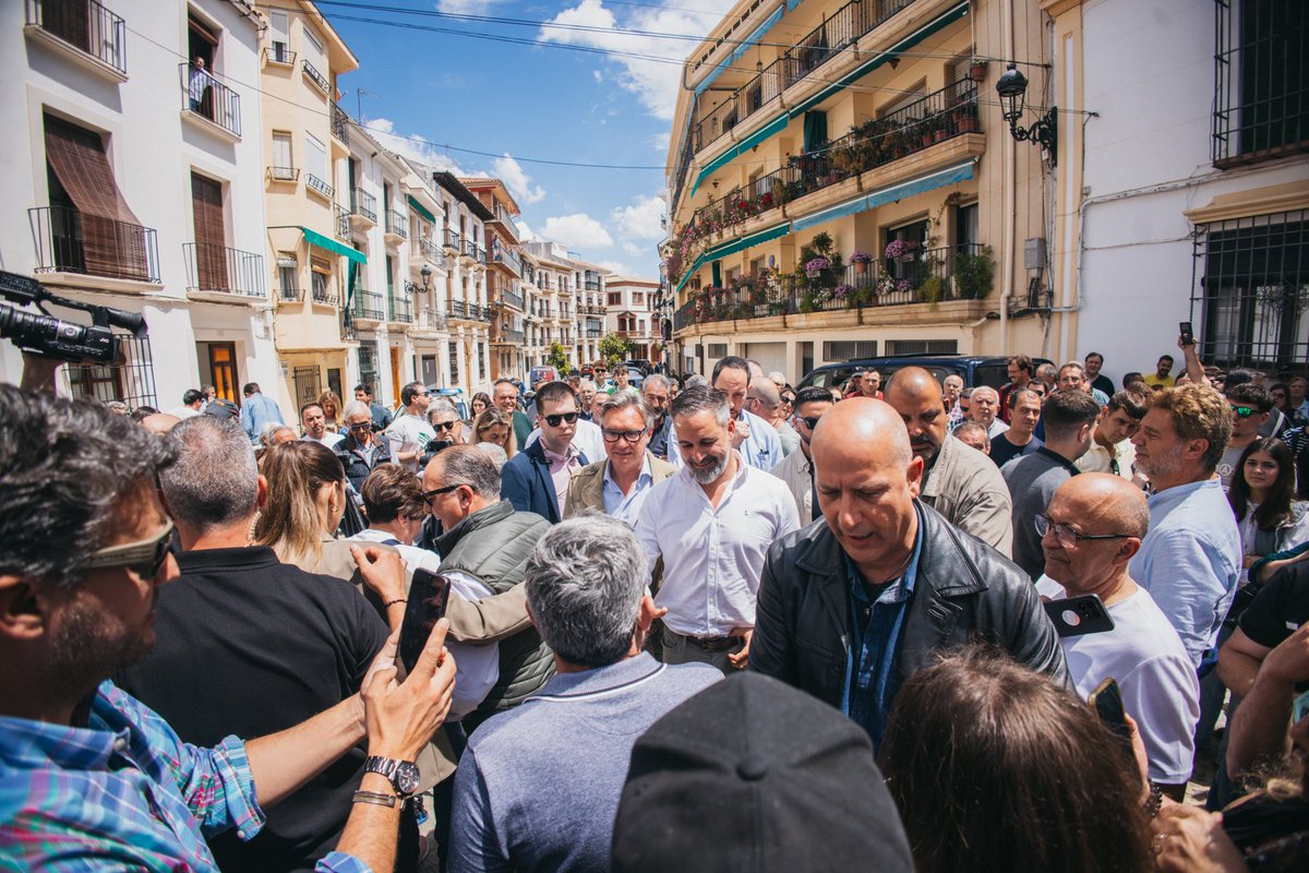 Santi_ABASCAL's tweet photo. Y esta mañana muchísima afluencia de vecinos a la declaración a prensa en #PriegoDeCórdoba #SentidoComún https://t.co/HsEKU7TDIA