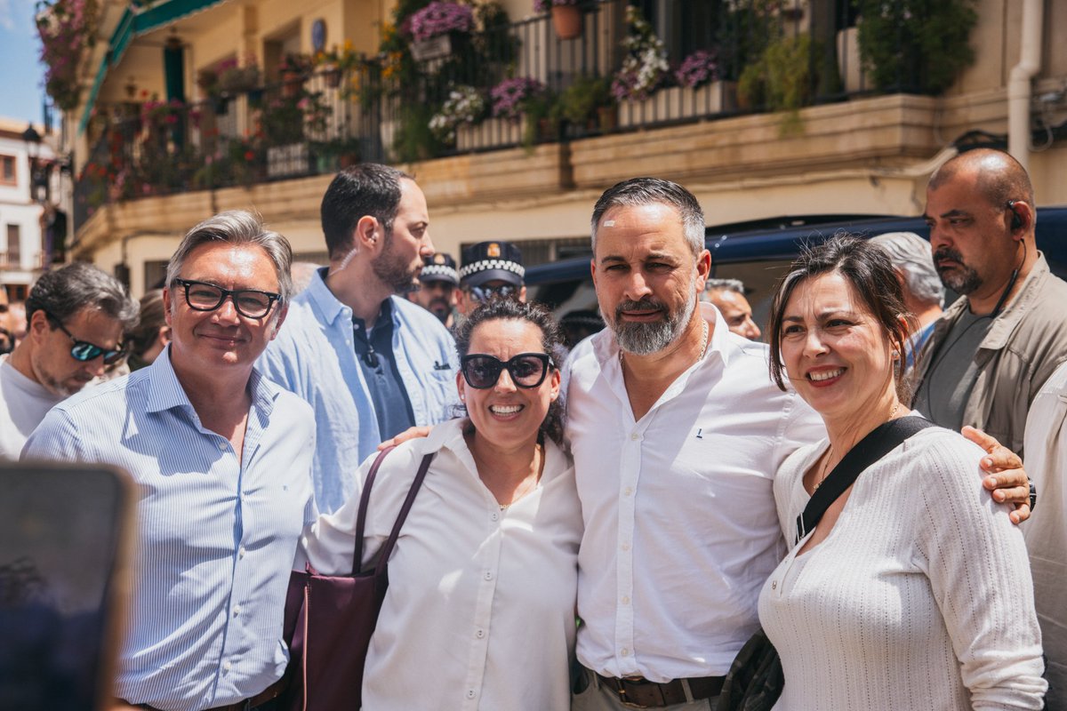 Santi_ABASCAL's tweet photo. Y esta mañana muchísima afluencia de vecinos a la declaración a prensa en #PriegoDeCórdoba #SentidoComún https://t.co/HsEKU7TDIA