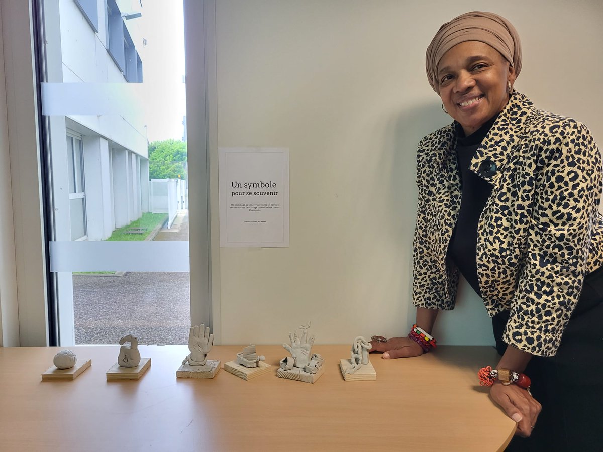 JACSM69's tweet photo. Rencontre avec #DrLisaAubrey au #CollègeAliceGuy. 2 de 4e ont échangé autour de l’histoire et de la mémoire de l’esclavage, dans le cadre des 25 ans de la loi Taubira. Des élèves investis, des questions pertinentes et un travail mené avec les enseignants. https://t.co/W4fofslDTo