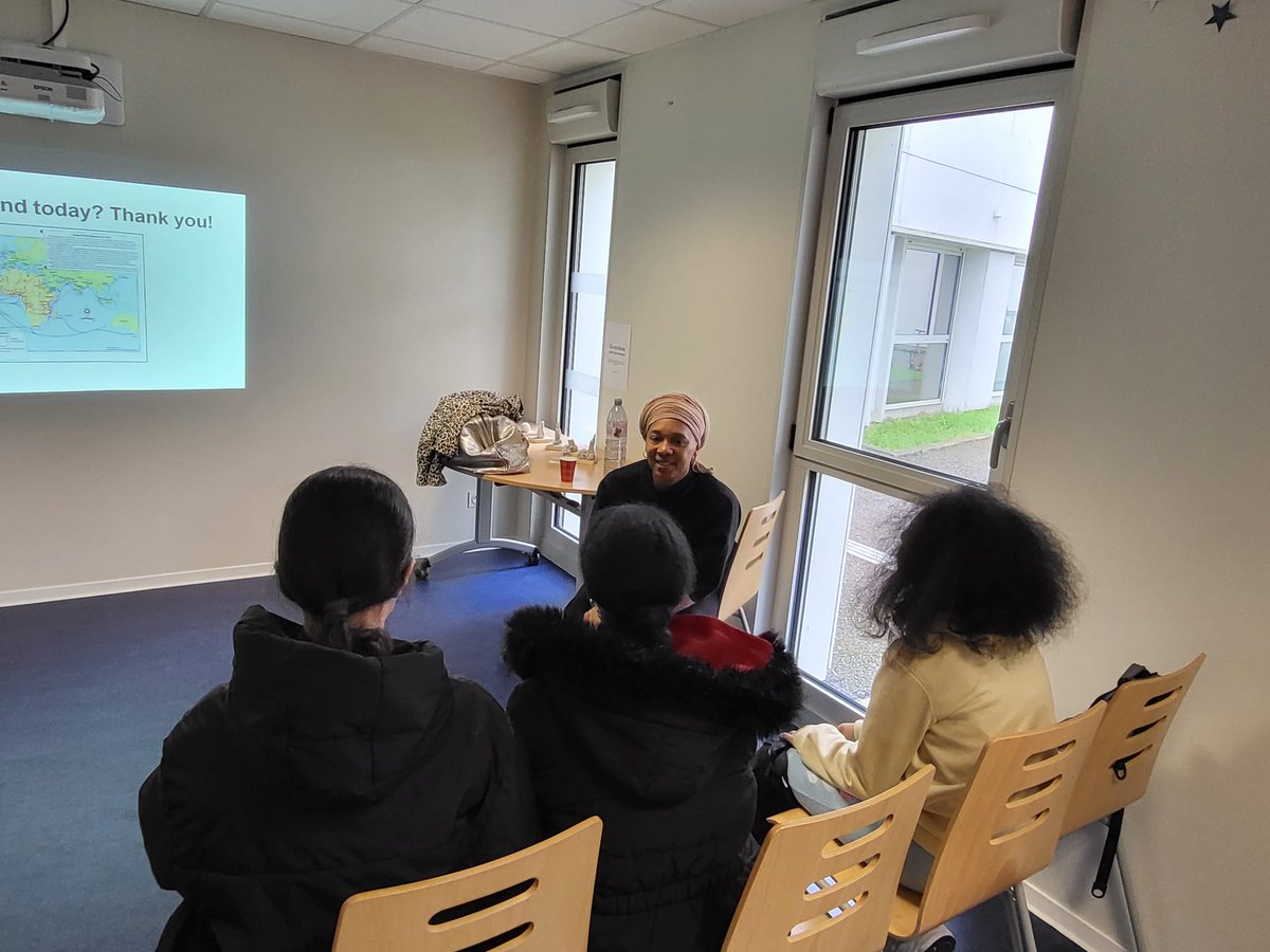 JACSM69's tweet photo. Rencontre avec #DrLisaAubrey au #CollègeAliceGuy. 2 de 4e ont échangé autour de l’histoire et de la mémoire de l’esclavage, dans le cadre des 25 ans de la loi Taubira. Des élèves investis, des questions pertinentes et un travail mené avec les enseignants. https://t.co/W4fofslDTo