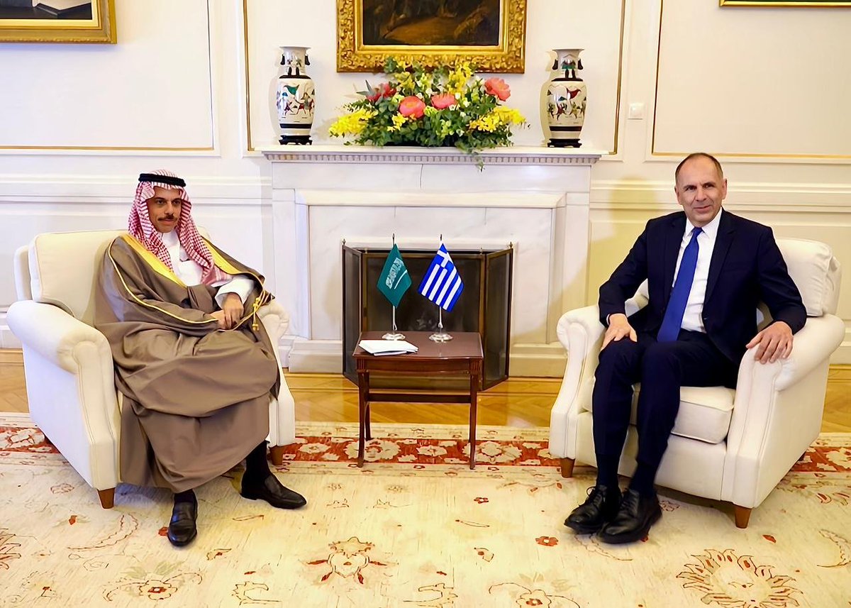 SPAregions's tweet photo. سمو وزير الخارجية يلتقي وزير خارجية الجمهورية الهيلينية ويوقعان اتفاقية الإعفاء لحاملي الجوازات الدبلوماسية والخاصة.
https://t.co/9pomy8diRK
#واس https://t.co/DGtmp9hLeZ