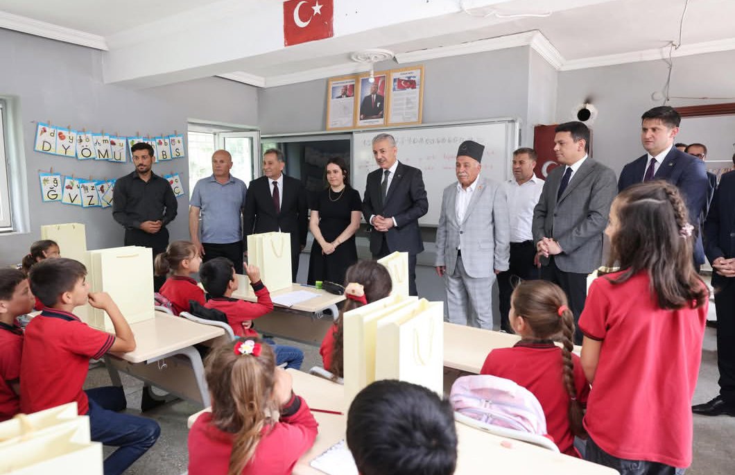 kiziltepemem47's tweet photo. Mardin Valimiz Sayın Tuncay Akkoyun, İlçe Kaymakamımız Sayın Abdullah Şahin ve İlçe Millî Eğitim Müdürümüz Sayın Abdulkadir Gümüş ile birlikte Kılduman İlkokulunu ziyaret ettiler.

Ziyaret kapsamında sınıfları gezerek öğrencilerimizin ders heyecanına ortak olan Sayın Valimiz, geleceğimizin teminatı çocuklarımızla yakından ilgilendi.

@tcmeb 
@Yusuf__Tekin 
@tuncay_akkoyun
@abdullahsahinn 
@KiziltepeKymlk 
@ali_eyyupkoca 
@akadirgms