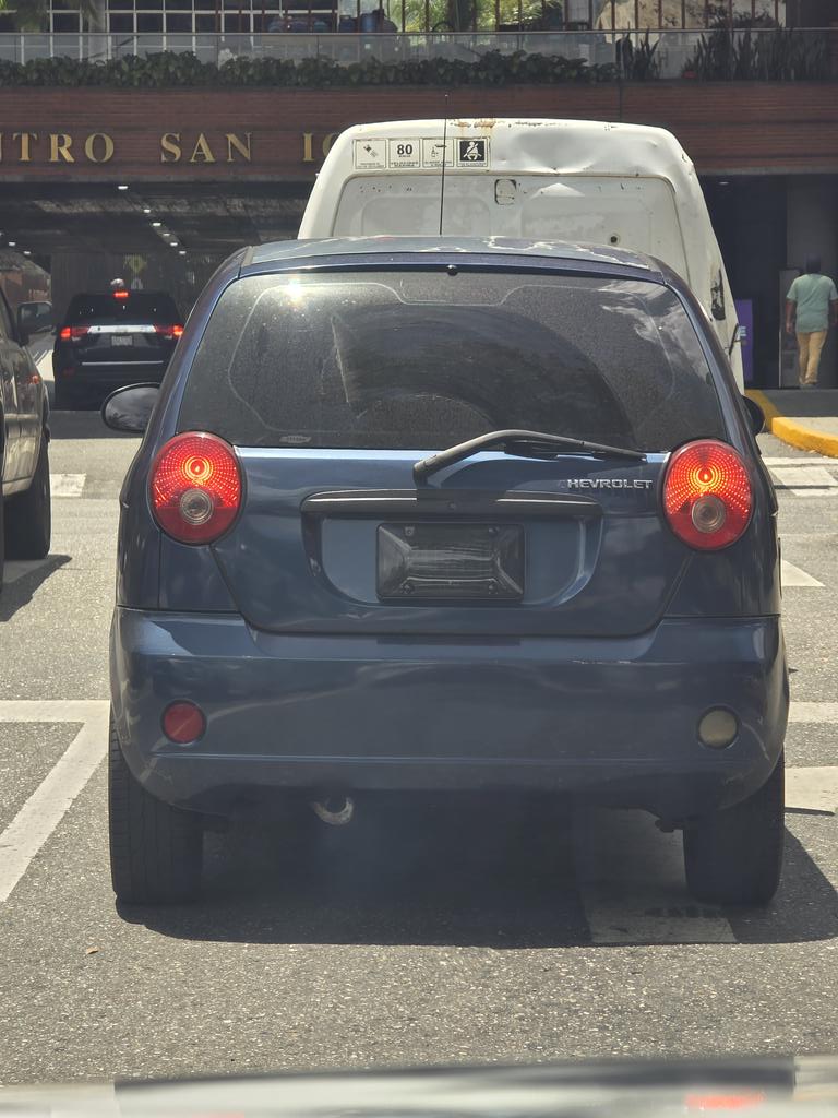 chuchiccs's tweet photo. Alguien que me explique qué sentido lógico tiene el tapar las placas de los carro? Esto debería estar prohibido! Ahora está de moda

#coherencia #inttt @InttContigo https://t.co/NeGUNSxIuJ