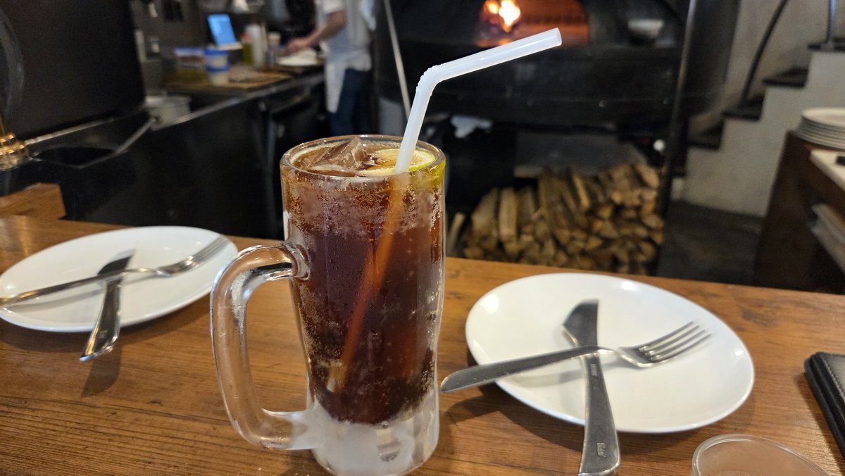 dopediver's tweet photo. @xsr_155_tokyo クラフトコーラ、めっちゃ美味かったです！
普通のコーラもありましたが、こっちはコーラシロップから自家製で作っているとの事でした！ https://t.co/Yq2ZLgiUSP