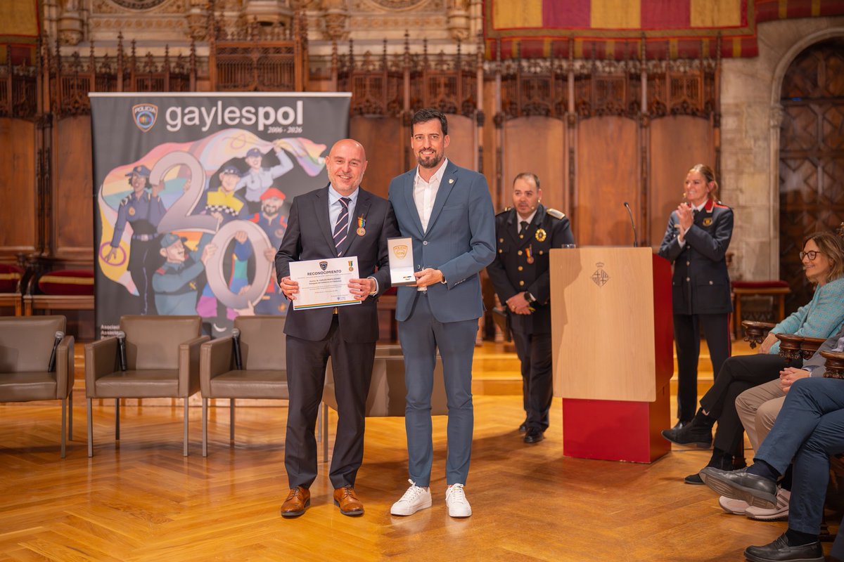 carlosprietogo's tweet photo. Hi ha reconeixements que tenen un significat especial no pel que són, sinó per qui venen.

Avui he tingut l’honor de rebre un reconeixement de @Gaylespol, però sobretot he tingut l’oportunitat de tornar a posar en valor la feina immensa que aquesta entitat fa des de fa 20 anys.

Dues dècades defensant la llibertat, la convivència i el dret de totes les persones a viure i estimar sense por. Dues dècades ajudant a construir una societat millor des del compromís, el coratge i la dignitat.

Gràcies per no deixar mai de treballar per una societat més lliure, més segura i més digna.