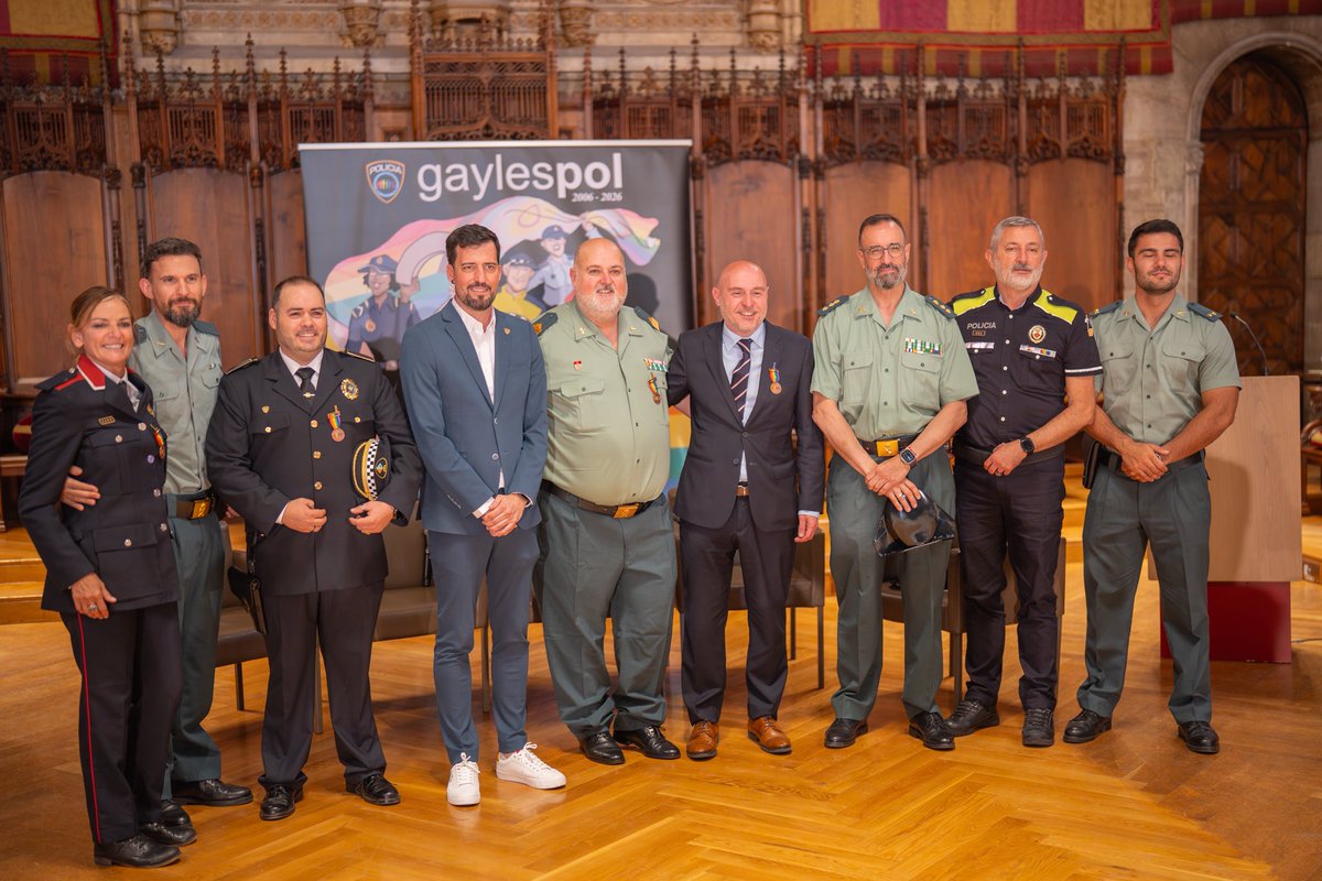 carlosprietogo's tweet photo. Hi ha reconeixements que tenen un significat especial no pel que són, sinó per qui venen.

Avui he tingut l’honor de rebre un reconeixement de @Gaylespol, però sobretot he tingut l’oportunitat de tornar a posar en valor la feina immensa que aquesta entitat fa des de fa 20 anys.

Dues dècades defensant la llibertat, la convivència i el dret de totes les persones a viure i estimar sense por. Dues dècades ajudant a construir una societat millor des del compromís, el coratge i la dignitat.

Gràcies per no deixar mai de treballar per una societat més lliure, més segura i més digna.