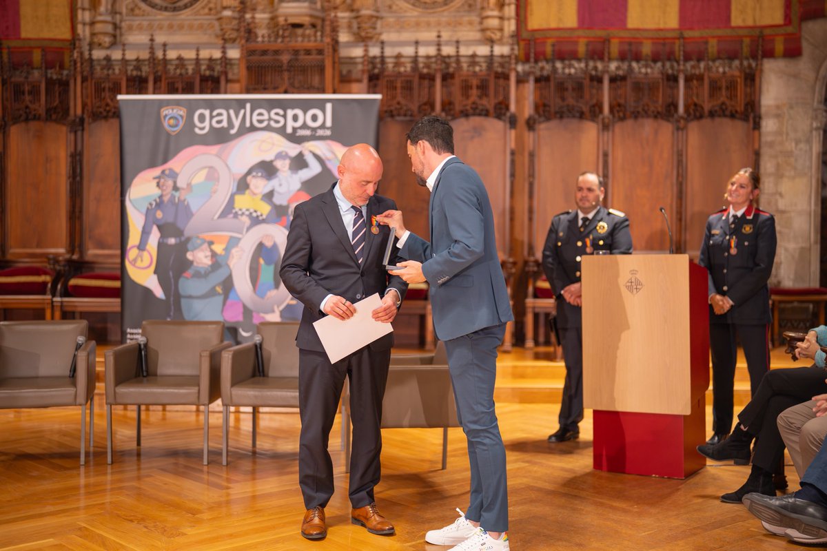carlosprietogo's tweet photo. Hi ha reconeixements que tenen un significat especial no pel que són, sinó per qui venen.

Avui he tingut l’honor de rebre un reconeixement de @Gaylespol, però sobretot he tingut l’oportunitat de tornar a posar en valor la feina immensa que aquesta entitat fa des de fa 20 anys.

Dues dècades defensant la llibertat, la convivència i el dret de totes les persones a viure i estimar sense por. Dues dècades ajudant a construir una societat millor des del compromís, el coratge i la dignitat.

Gràcies per no deixar mai de treballar per una societat més lliure, més segura i més digna.