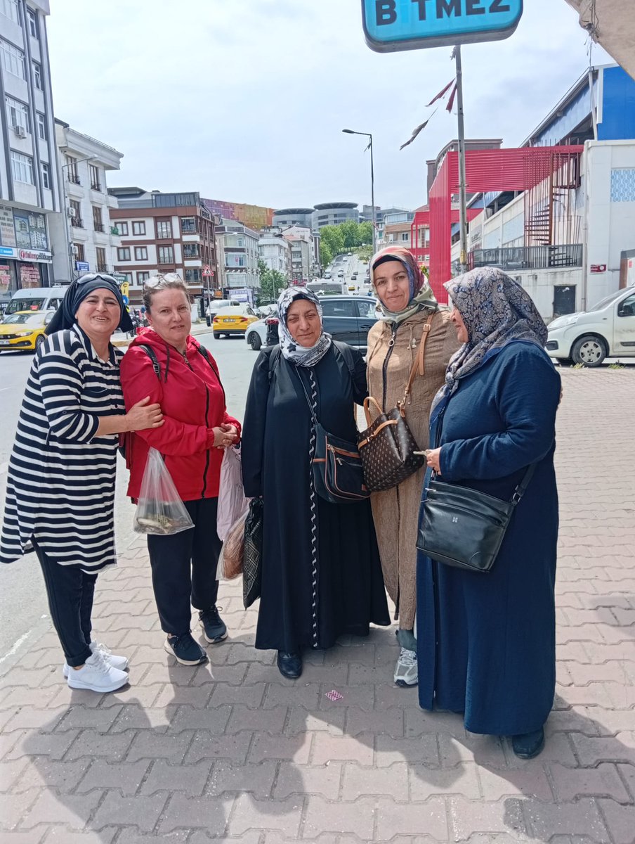 akkadinesenyurt's tweet photo. Esenyurt için, Türkiye için sahadayız! 💛
AK Kadın Esenyurt olarak komşularımızla buluştuk, hedeflerimizi paylaştık. 

Davamızı anlatmak ve komşularımızla kucaklaşmak için çalmadık kapı, sıkılmadık el bırakmıyoruz.

Biz hazırız, Esenyurt hazır! 🇹🇷

#HerMahallesiyle 📍 İstanbul https://t.co/kjVfYNcnDd