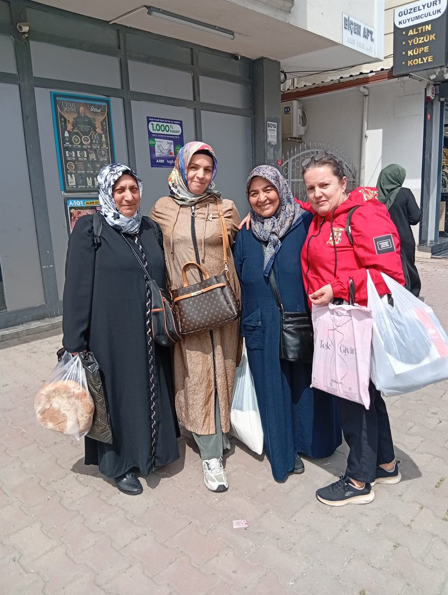 akkadinesenyurt's tweet photo. Esenyurt için, Türkiye için sahadayız! 💛
AK Kadın Esenyurt olarak komşularımızla buluştuk, hedeflerimizi paylaştık. 

Davamızı anlatmak ve komşularımızla kucaklaşmak için çalmadık kapı, sıkılmadık el bırakmıyoruz.

Biz hazırız, Esenyurt hazır! 🇹🇷

#HerMahallesiyle 📍 İstanbul https://t.co/kjVfYNcnDd