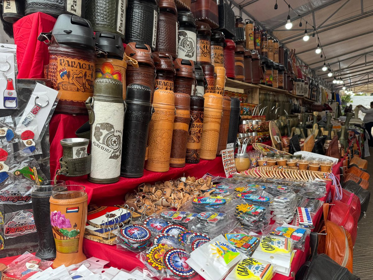 AsuncionMuni's tweet photo. 🇵🇾 En la Plaza de la Democracia te esperan nuestros artesanos con una feria llena de identidad y talento nacional, en el marco de los #215Py.
También podés aprovechar y si aún no compraste el regalo para mamá tenés muchísima variedad que estarán exhibidas hasta el lunes. 🤩👇🏻 https://t.co/QegQhzIfOL