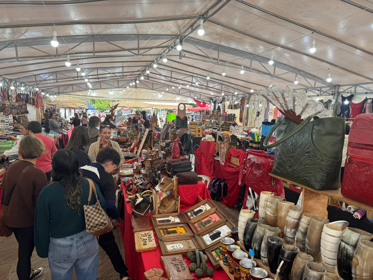 AsuncionMuni's tweet photo. 🇵🇾 En la Plaza de la Democracia te esperan nuestros artesanos con una feria llena de identidad y talento nacional, en el marco de los #215Py.
También podés aprovechar y si aún no compraste el regalo para mamá tenés muchísima variedad que estarán exhibidas hasta el lunes. 🤩👇🏻 https://t.co/QegQhzIfOL