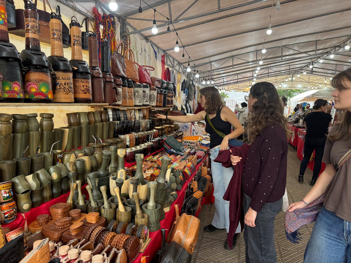 AsuncionMuni's tweet photo. 🇵🇾 En la Plaza de la Democracia te esperan nuestros artesanos con una feria llena de identidad y talento nacional, en el marco de los #215Py.
También podés aprovechar y si aún no compraste el regalo para mamá tenés muchísima variedad que estarán exhibidas hasta el lunes. 🤩👇🏻 https://t.co/QegQhzIfOL