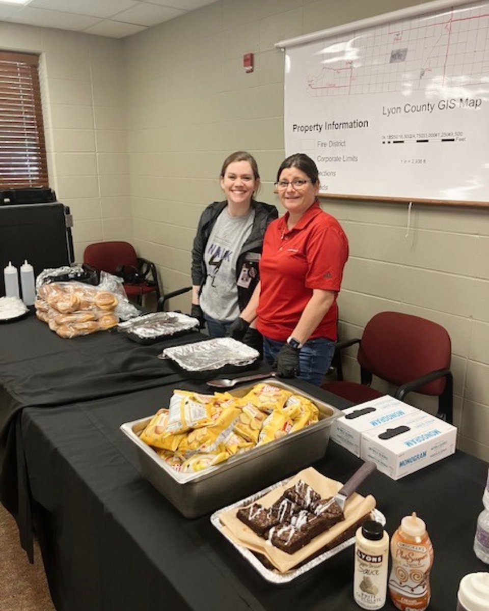 GFCasino's tweet photo. β¨ Yesterday, our awesome Grand Falls crew rolled up their sleeves and served at the Lyon County Luncheon! Nothing brings people together like good food and warm smiles. π½οΈβ€οΈ Canβt wait for the next chance to spread some joy. βΊοΈ #WinningHands #WorkElite #BeElite https://t.co/8zNc0bT5w3
