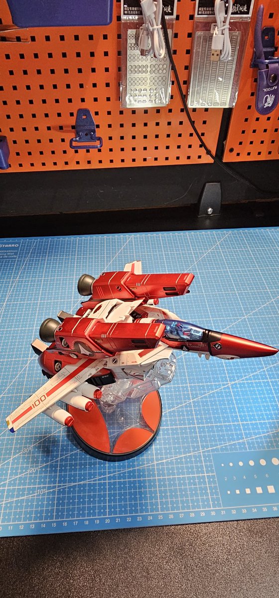 mpbuildleo's tweet photo. Después de varios tutoriales y una llamada con un amigo que es un crack en todo lo que tiene que ver con Macross, pude terminar de instalar todo el fast pack en el modo fighter, se ve hermoso en la ejecución. https://t.co/sSp62UBM9x