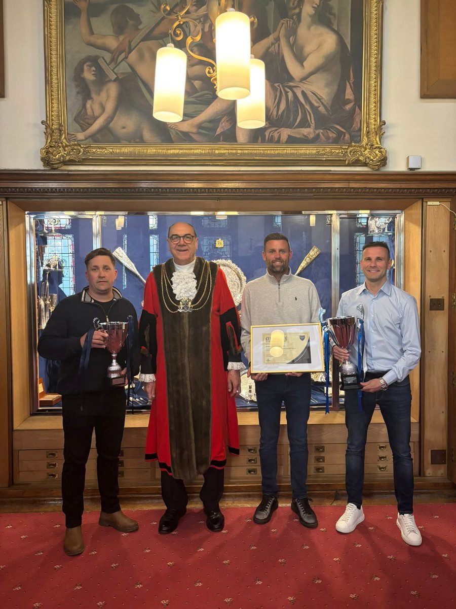 bostontownfc's tweet photo. 🏛️ 𝗖𝗘𝗟𝗘𝗕𝗥𝗔𝗧𝗜𝗡𝗚 𝗢𝗨𝗥 𝗦𝗨𝗖𝗖𝗘𝗦𝗦

Boston Borough Council invited the club to the Council Chamber to celebrate our success in winning the United Counties League Premier Division North title. 🏆💙

Directors Micky Rate, Lori Borbely and Chris Chapman attended and met with The Worshipful The Mayor of Boston, Councillor Barrie Pierpoint, alongside Leader of the Council Councillor Dale Broughton, The Mayoress Pam Love, Deputy Mayor Councillor Patricia Marson and Councillor Anton Dani.

A fantastic occasion and a real honour for everyone connected with Boston Town Football Club.

#ThePoachers #BostonTown