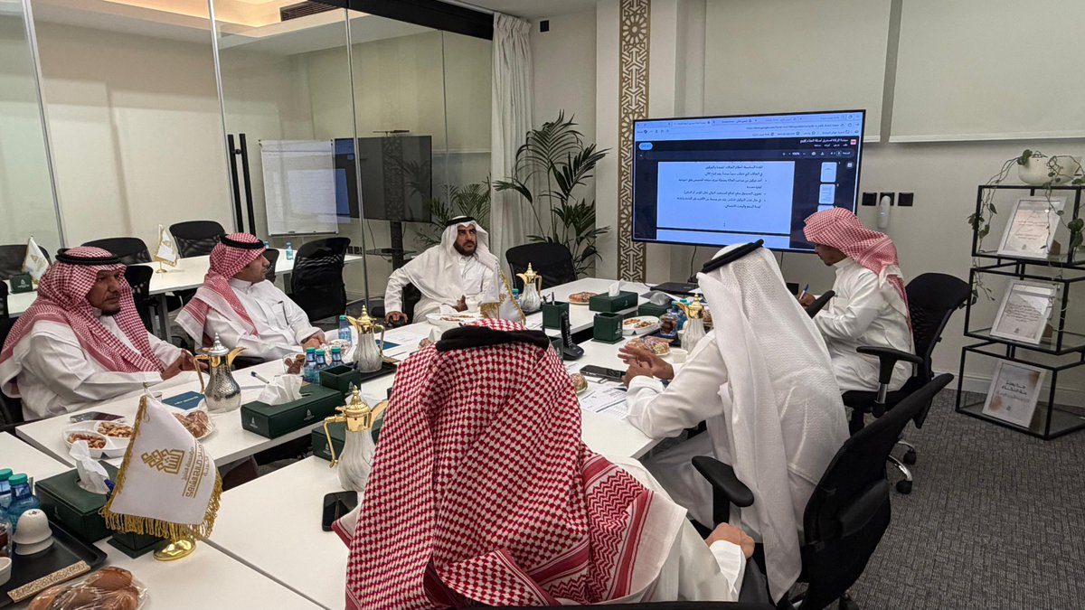 FamilyAlshawi's tweet photo. عُقد اجتماع مجلس أمناء الصندوق، جرى خلاله مناقشة الموضوعات المدرجة على جدول الأعمال، واستعراض التوجهات والمستجدات ذات العلاقة؛ دعمًا لمسيرة الصندوق وتعزيزًا لأثره واستدامته.وقد اتخذ المجلس عدة قرارات لاستكمال مرحلة الانطلاق

#مجلس_الأمناء
#القطاع_غير_الربحي https://t.co/LnKRnXn41P