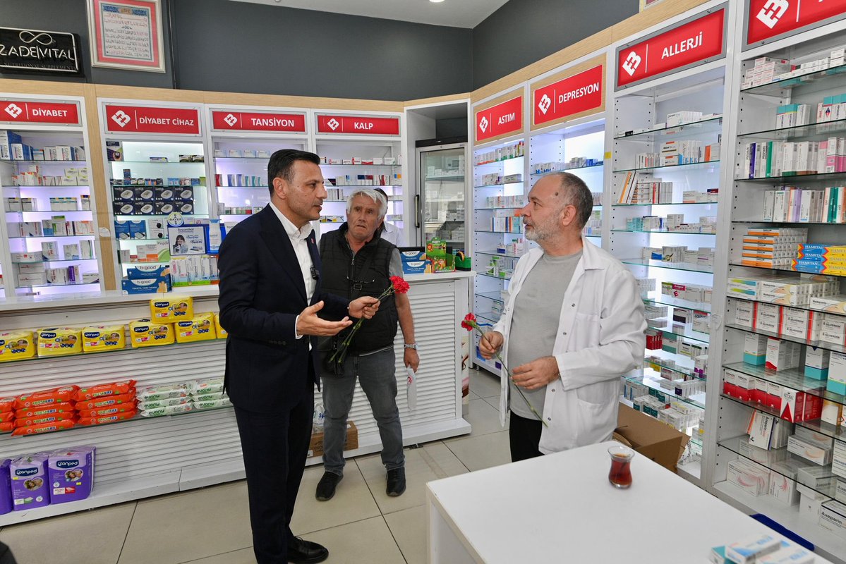 ozgurcelikchp's tweet photo. 14 Mayıs Eczacılık Günü vesilesiyle eczanelerimizi ziyaret ettik, toplum sağlığı için özveriyle çalışan eczacılarımızla buluştuk.

Tüm eczacıların ve mesleğin içinden gelen Genel Başkanımız Sayın Özgür Özel’in Eczacılık Günü’nü kutluyorum. https://t.co/6XqEKO5cJA