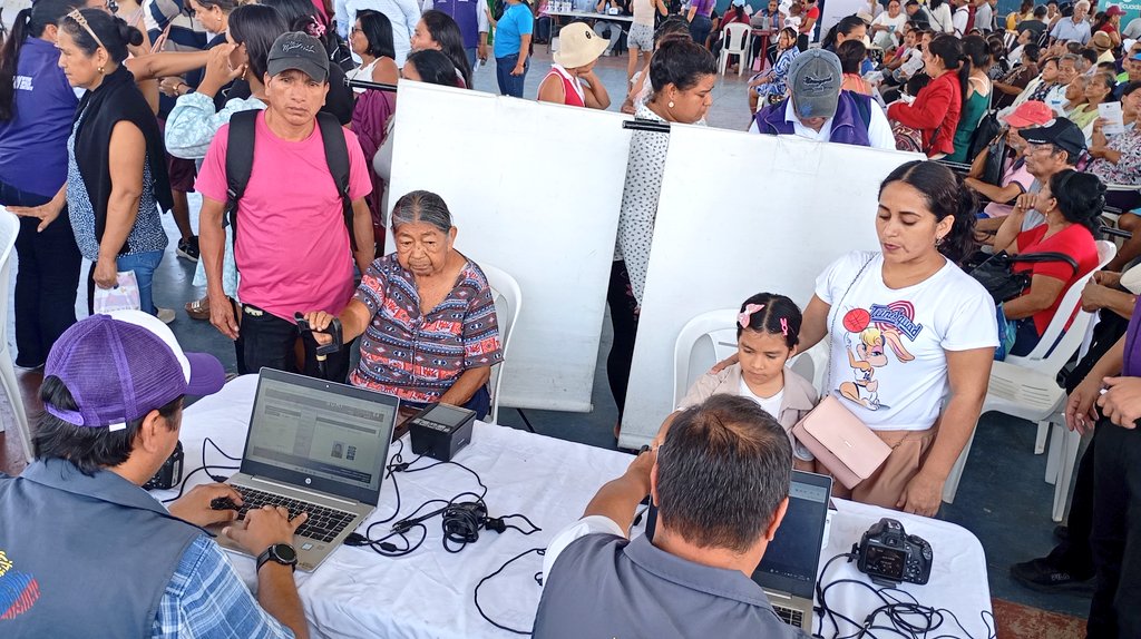 RCivil_Zona8's tweet photo. #Guayas 📍 Desde el Coliseo de La Sabanilla, el @RegistroCivilec brinda atención en cedulación a los ciudadanos de Pedro Carbo 🪪.
🤝 Trabajamos de forma eficiente y veraz para que obtengas tu documento sin demoras.  
¡Acércate y recibe atención inmediata!
#ElNuevoEcuador 🇪🇨 https://t.co/EUV2Bb3oEc