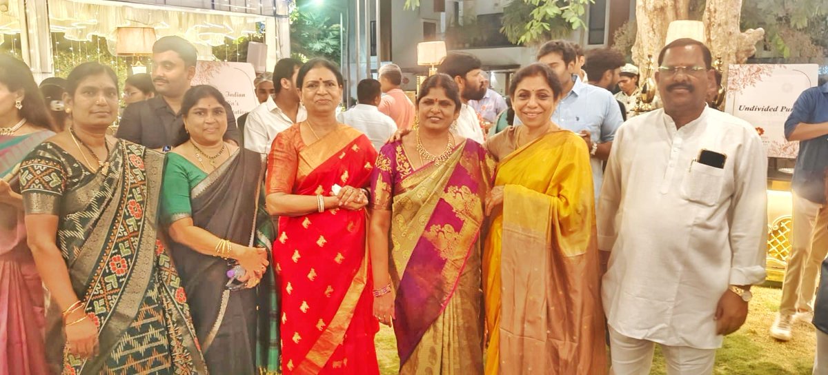 KUR_BRS's tweet photo. Along with Mahbubnagar MP Dk Aruna Garu.

Kothapally Meena Upendar Reddy 
136 Division Ex Corporator Neredmet.

#kothapallymeenaupendarreddy #136divisioncorporator #neredmetcorporator #yapralcorporator #Malkajgiri #bjp https://t.co/4aRHd53QZf
