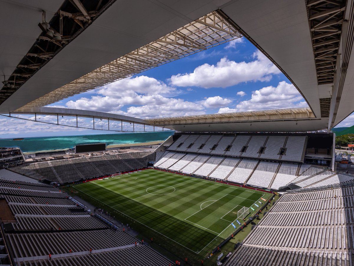 ABasedoSantos's tweet photo. Toda vez que a gente joga na Neo Química eu fico pensando como o estádio é feito pra gente, só que no lugar e pra "pessoa" errada.
- Próximo ao gramado como a Vila
- Todo branco por dentro
- Vãos abertos, perfeito pra passagem da brisa marinha refrescando o estádio em dias de sol infernal.

Construído pra praia, condenado a selva de pedra.