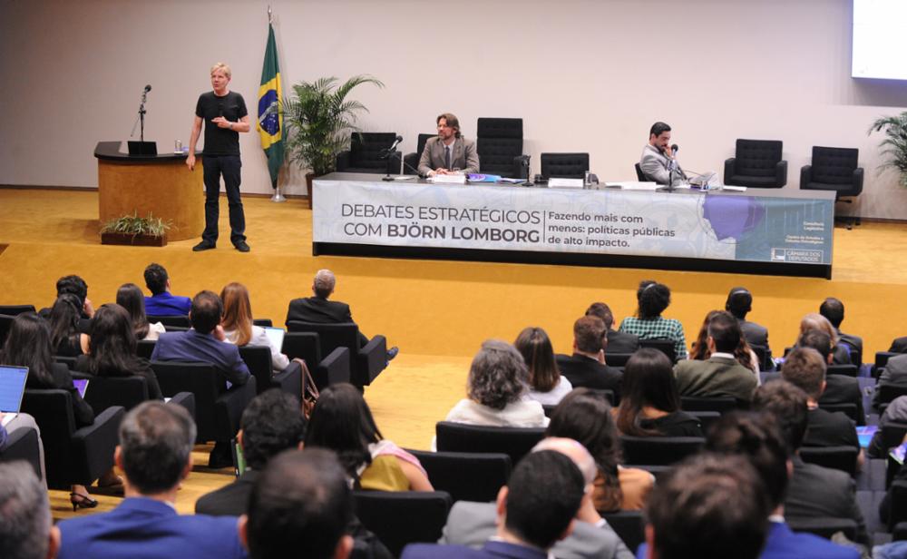 CEDESCAMARA's tweet photo. Na última terça (13), o CEDES e a Consultoria Legislativa da Câmara dos Deputados promoveram encontros e debates com o economista Björn Lomborg sobre políticas públicas baseadas em evidências, sustentabilidade, saúde e mudanças climáticas. https://t.co/bLXaMIjpJO