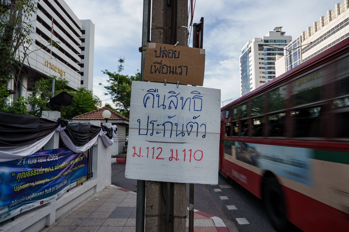 prachatai's tweet photo. ประชาชนร่วมตัดงานจุดเทียนรำลึก ครบรอบ 2 ปี การจากไปของ 'บุ้ง' เนติพร

เมื่อ 14 พ.ค. 2569 เวลา 17.00 น. บริเวณหน้าศาลอาญา รัชดาฯ ประชาชนจัดกิจกรรมรำลึก ‘บุ้ง’ เนติพร เสน่ห์สังคม นักกิจกรรมการเมือง ในวาระครบรอบ 2 ปีการจากไปของเธอ ระหว่างถูกคุมขังที่เรือนจำเมื่อปี 2567

ย้อนไปเมื่อ 26 ม.ค. 2566 เธอถูกศาลถอนประกันตัวในคดีมาตรา 112 ปมทำโพลล์ขบวนเสด็จที่ศูนย์การค้าสยามพารากอน เนื่องจากเธอเข้าร่วมกิจกรรมเรียกร้องถอดถอน เนาวรัตน์ พงษ์ไพบูลย์ สมาชิกวุฒิสภา ออกจากตำแหน่งศิลปินแห่งชาติ เมื่อ 6 ส.ค. 2566 และเธอยังถูกลงโทษจำคุกจากการละเมิดอำนาจ เป็นระยะเวลา 1 เดือน ไม่รอลงอาญา ต่อมา เธอได้ประท้วงโดยการอดอาหาร และน้ำในเรือนจำ เพื่อเรียกร้องให้มีการปฏิรูปกระบวนการยุติธรรม และจะต้องไม่มีคนเห็นต่างทางการเมืองถูกคุมขังอีกต่อไป

กิจกรรมเริ่มขึ้นเมื่อ 17.00 น. โดยมีการนำรูปภาพของบุ้ง เนติพร มาตั้งไว้บนโต๊ะ พร้อมกับตกแต่งด้วยดอกไม้ บริเวณโดยรอบมีการติดป้ายไวนิล, หน้ากากผู้ต้องขังทางการเมือง และป้ายข้อความ “สิทธิการประกันตัว ปล่อยนักโทษการเมือง นิรโทษกรรม 112”

จากนั้น ประชาชนที่มาร่วมงานได้ปราศรัย ขณะที่ผู้เข้าร่วมกิจกรรมบางส่วนนำรูปผู้ต้องขังทางการเมืองที่ปัจจุบันยังคงถูกคุมขังอยู่มายืนหยุดขังด้วย

ต่อมา ในเวลาประมาณ 19.05 น. มีการจุดเทียนรำลึกถึง ‘บุ้ง’ เนติพร พร้อมกับเล่นดนตรี และยุติกิจกรรมลงในเวลาประมาณ 19.25 น.

คดีไต่สวนการตายของบุ้ง เริ่มการไต่สวนครั้งแรกไปเมื่อเดือน ส.ค. 2568 จนไต่สวนครั้งสุดท้ายเสร็จสิ้นแล้ว ศาลจังหวัดธัญบุรีนัดฟังคำสั่งในวันที่ 15 ก.ค. 2569 เวลา 09.00 น. โดยศาลจะมีคำสั่งแสดงว่า “ผู้ตายคือใคร ตายที่ไหน เมื่อใด เหตุและพฤติการณ์ที่ตาย ถ้าตายโดยคนทำร้าย ให้กล่าวว่าใครเป็นผู้กระทำร้ายเท่าที่จะทราบได้”

ภาพถ่ายโดย แมวส้ม ประชาไท