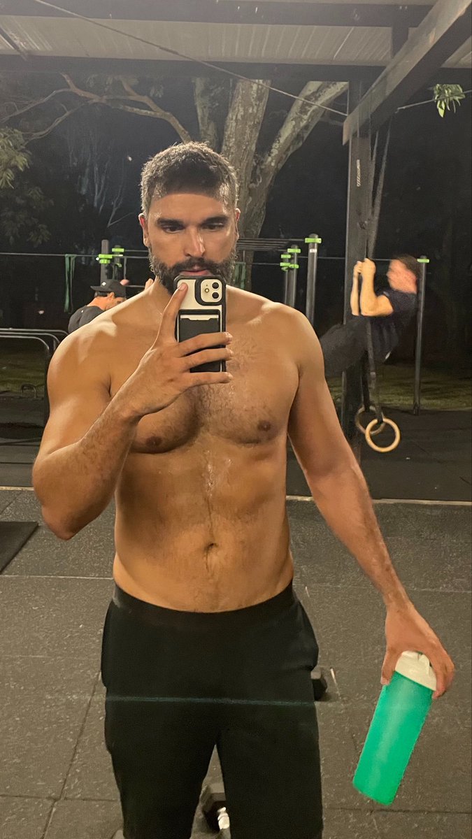 filipux's tweet photo. Um corpo normal na timeline https://t.co/PzT5BNB5t1