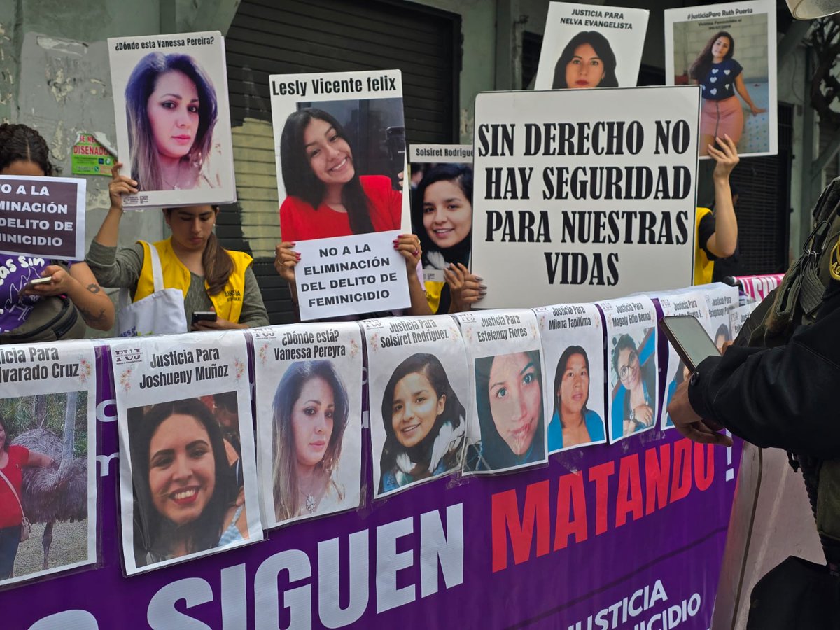 ManuelaRamos's tweet photo. 🚨 Hoy madres, padres y familiares de víctimas de feminicidio, así como organizaciones, colectivas y la ciudadanía en general, nos autoconvocamos a las afueras del Congreso para alzar nuestra voz en rechazo a los PL 10342 y 11561 📣 https://t.co/bIG21AgmUE