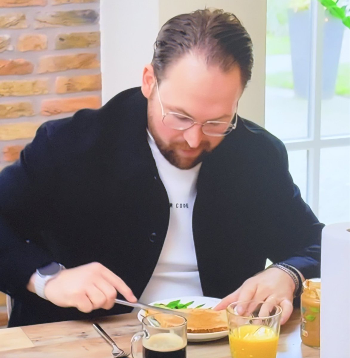 dezusvanFa's tweet photo. Kyle, die tijdens zijn huwelijksreis niet gezellig mee deed met het ontbijt, want daar deed hij niet aan.
En zie hier Kyle die wel ontbijt. Het gezellige gedeelte van mee doen, daar doet hij sowieso niet aan. #mafs https://t.co/qG6EMjopts