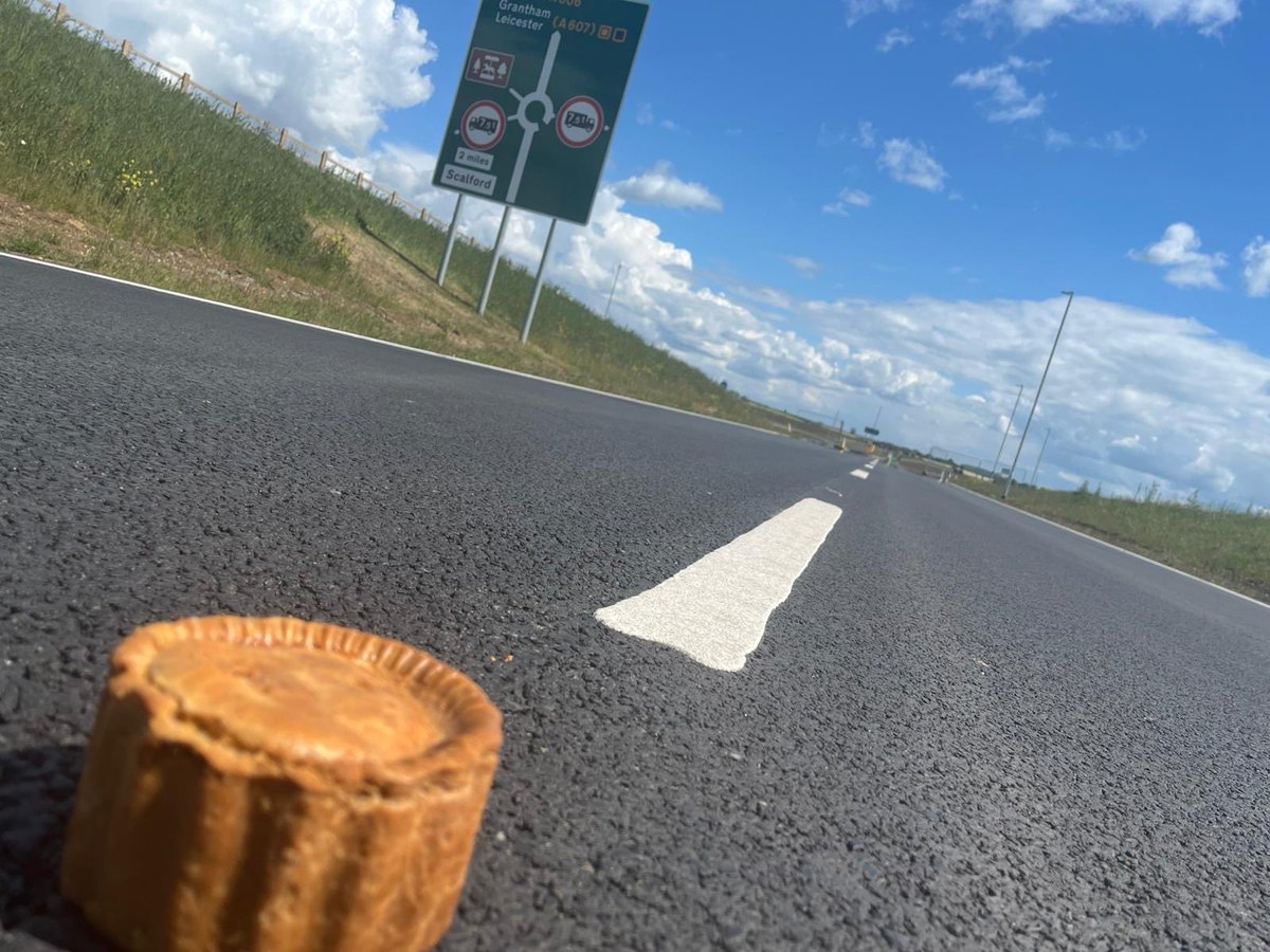 Danjamesmartin's tweet photo. Lay down in the middle of a road next to a pork pie today.
#normal https://t.co/VSGl5IgMFv