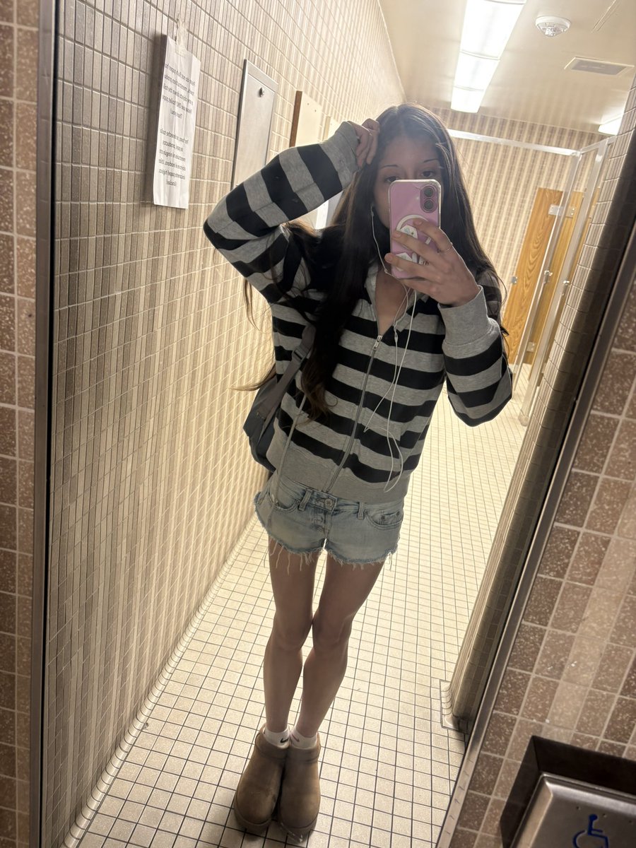 astonishing young woman 🪬 - 5/9 tweet media