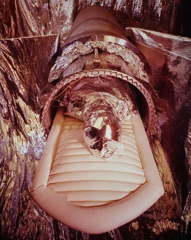 fasc1nate's tweet photo. Mechanism utilized in 1967 to cryo-freeze James Bedford, the first human being in history to be cryopreserved, with the specific intention of reviving and awakening him in the future.

Eerie historical photos: https://t.co/l5p7U8P4A2 https://t.co/N01aokWpd0