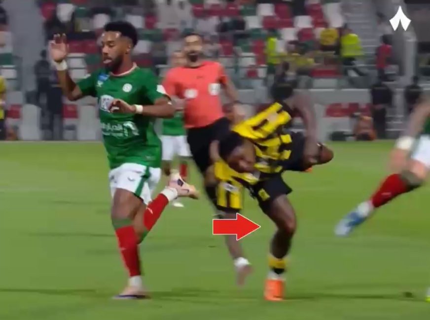 IttiMania's tweet photo. 🚨🚨🚨عاجل: إصابة بيرجوين نجم نادي الاتحاد بإصابة على مستوى الركبة بعد التدخل على الركبة اليسار واختلال التوازن والنزول على الركبة اليمين ⬇️

- لاحظوا النزول ودخول الركبة على الداخل وهذي الطريقة قد تُسبب :

- إصابة في الرباط الجانبي الداخلي للركبة
- إصابة في الغضروف الداخلي

إذا ثبتت الفحوصات الطبية:

▪️أفضل الأحوال ( 4-6 أسابيع ).
▪️الاسوأ ( 2-3 أشهر ).

- في حال اتضحت سلامة الركبة في الاشعة بتكون فقط كدمة ع الجهة الداخلية.

@ithamer_7