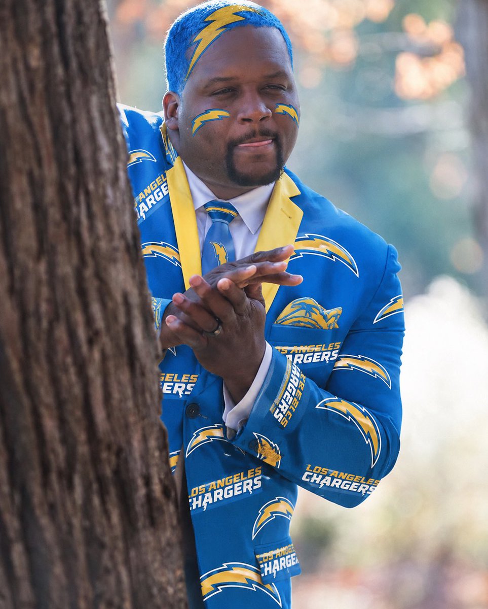 kalebmeeks's tweet photo. @stoolpresidente @chargers  you have the opportunity to do the funniest thing right now https://t.co/ivZYGdvDXX