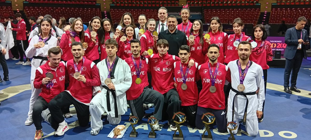 hamzayerlikaya's tweet photo. TÜRKİYE AVRUPA’NIN ZİRVESİNDE!🇹🇷🏆

Almanya'da gerçekleştirilen ve millî sporcularımızı bir an bile yalnız bırakmadığımız Avrupa Taekwondo ve Para Taekwondo Şampiyonası’nı 6 altın, 4 gümüş ve 12 bronz olmak üzere toplamda 22 madalya ile tamamlamanın haklı gururunu yaşıyoruz.😉

Üst üste üçüncü kez Avrupa'nın zirvesine çıkan millî sporcularımızı, antrenörlerimizi, Federasyon Başkanımız @bahritanrikulu ile yöneticilerimizi, ailelerimizi ve emeği geçen herkesi gönülden tebrik ediyorum. 

Sizlerle gurur duyuyoruz çocuklar! 👏🏻

@gencliksporbak @TeamTurkiye @tkdfed