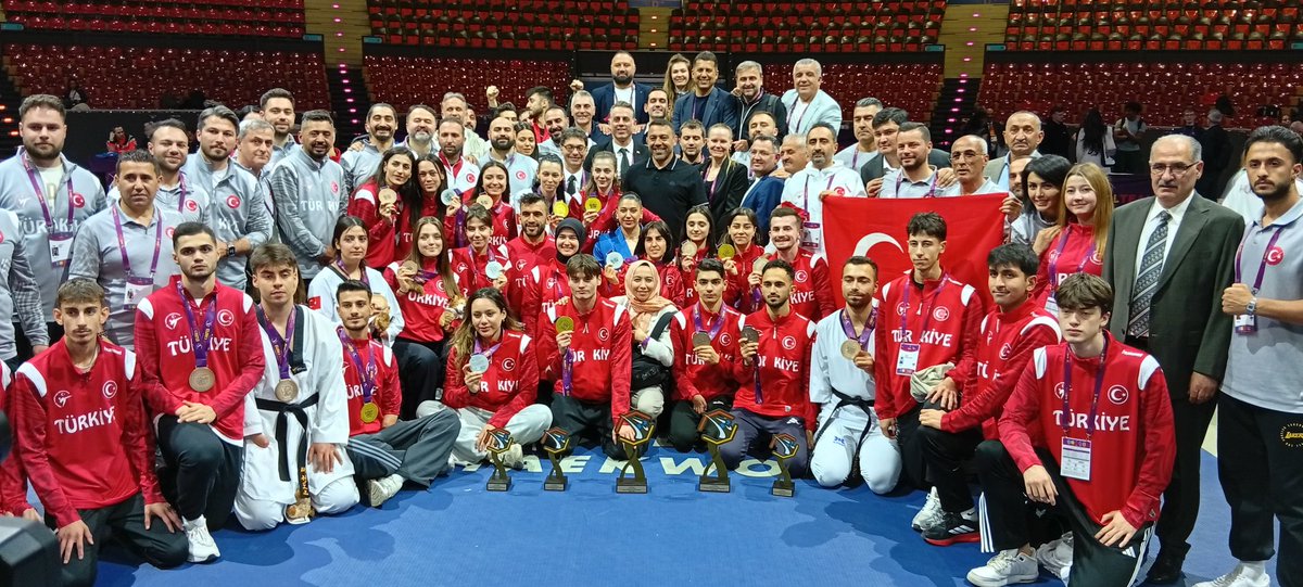 hamzayerlikaya's tweet photo. TÜRKİYE AVRUPA’NIN ZİRVESİNDE!🇹🇷🏆

Almanya'da gerçekleştirilen ve millî sporcularımızı bir an bile yalnız bırakmadığımız Avrupa Taekwondo ve Para Taekwondo Şampiyonası’nı 6 altın, 4 gümüş ve 12 bronz olmak üzere toplamda 22 madalya ile tamamlamanın haklı gururunu yaşıyoruz.😉

Üst üste üçüncü kez Avrupa'nın zirvesine çıkan millî sporcularımızı, antrenörlerimizi, Federasyon Başkanımız @bahritanrikulu ile yöneticilerimizi, ailelerimizi ve emeği geçen herkesi gönülden tebrik ediyorum. 

Sizlerle gurur duyuyoruz çocuklar! 👏🏻

@gencliksporbak @TeamTurkiye @tkdfed