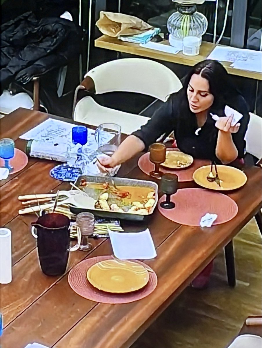 mcrm68's tweet photo. Vassoio davanti…. E sei in Pole Position manzaa 😂😂 #gfvip https://t.co/e1DtkAkCyu