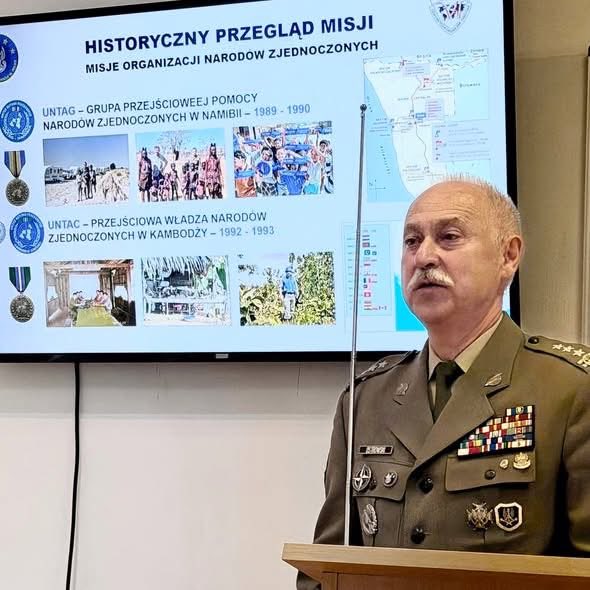 BWeteranow's tweet photo. 👉12 maja Prezes Bractwa🇵🇱, płk (st. sp.) dr Andrzej Ostrowski przeprowadził wykład ze studentami kierunku Dyplomacja Wydziału Bezpieczeństwa Narodowego Akademii Sztuki Wojennej (ASzWoj) nt. udziału Sił Zbrojnych RP w misjach i operacjach poza granicami państwa.
#BractwoWeteranow https://t.co/Zs4540W2NW