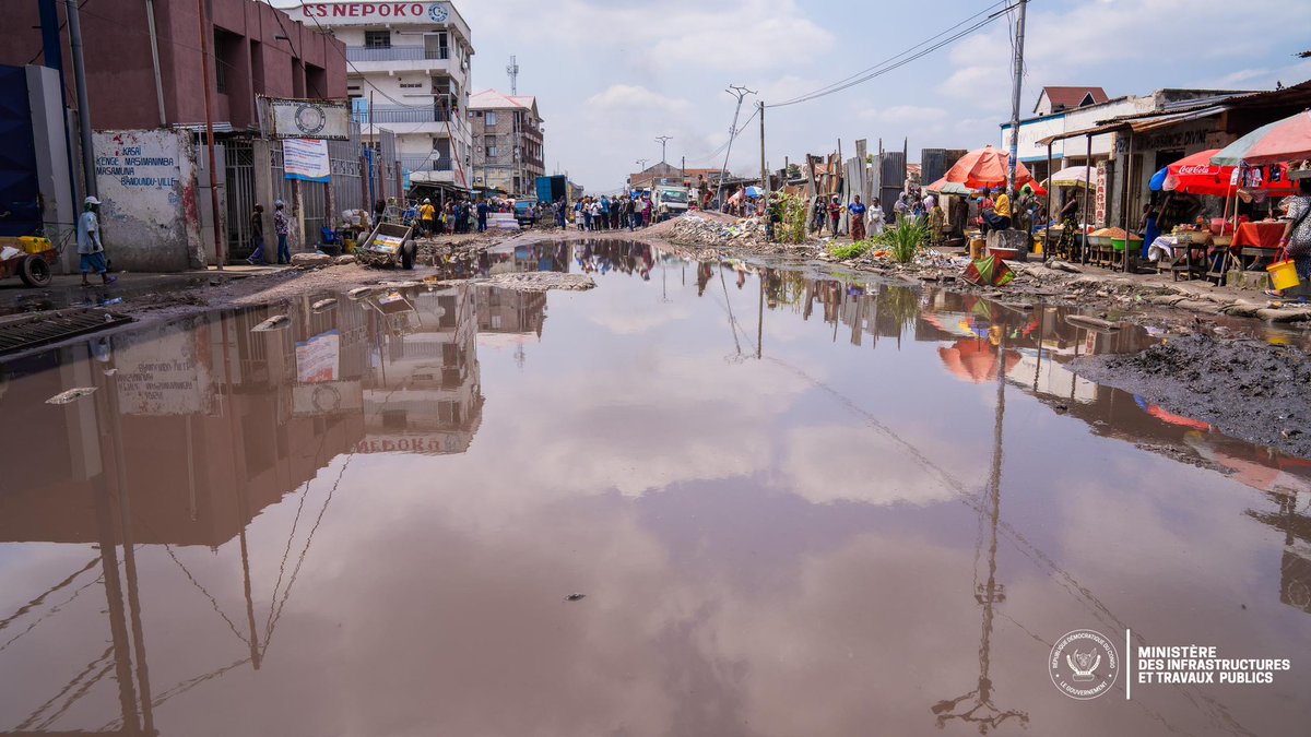 JLutumbatony's tweet photo. #Ngaba : John Banza Lunda relance en urgence les travaux de l’avenue Kianza

De retour de Kampala (Ouganda), le ministre des Infrastructures et Travaux Publics, John Banza Lunda, s’est rendu à Ngaba (centre de Kinshasa) pour constater l’état de l’avenue Kianza, très dégradée. Sous l’impulsion du Président Félix-Antoine Tshisekedi, il a ordonné la reprise immédiate, avec un ultimatum : livraison en 45 jours.

Les travaux, auparavant bloqués, ont bénéficié d’une hausse des moyens : l’enveloppe est passée de 2,9 millions $ à 4,3 millions $, afin d’assurer une solution durable. L’avenue sera reconstruite en chaussée rigide (béton armé).

Le ministre a rappelé que cette action répond à un “cri de détresse” de la population, entendu par le chef de l’État. Le suivi citoyen et l’accélération des rotations de chantier sont annoncés, avec une livraison totale visant à désengorger Ngaba.

Délai : à compter du vendredi 15 mai 2026, soit un rendez-vous pour la mi-juillet. Il a aussi appelé les riverains à surveiller le chantier, car des inciviques jettent des immondices dans les caniveaux récemment curés.
@Presidence_RDC @PrimatureRDC
NgaCELLCOM ITP. @MinITP_RDC