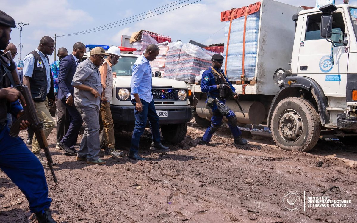 JLutumbatony's tweet photo. #Ngaba : John Banza Lunda relance en urgence les travaux de l’avenue Kianza

De retour de Kampala (Ouganda), le ministre des Infrastructures et Travaux Publics, John Banza Lunda, s’est rendu à Ngaba (centre de Kinshasa) pour constater l’état de l’avenue Kianza, très dégradée. Sous l’impulsion du Président Félix-Antoine Tshisekedi, il a ordonné la reprise immédiate, avec un ultimatum : livraison en 45 jours.

Les travaux, auparavant bloqués, ont bénéficié d’une hausse des moyens : l’enveloppe est passée de 2,9 millions $ à 4,3 millions $, afin d’assurer une solution durable. L’avenue sera reconstruite en chaussée rigide (béton armé).

Le ministre a rappelé que cette action répond à un “cri de détresse” de la population, entendu par le chef de l’État. Le suivi citoyen et l’accélération des rotations de chantier sont annoncés, avec une livraison totale visant à désengorger Ngaba.

Délai : à compter du vendredi 15 mai 2026, soit un rendez-vous pour la mi-juillet. Il a aussi appelé les riverains à surveiller le chantier, car des inciviques jettent des immondices dans les caniveaux récemment curés.
@Presidence_RDC @PrimatureRDC
NgaCELLCOM ITP. @MinITP_RDC