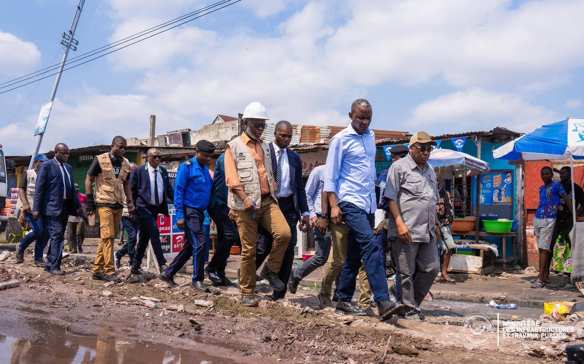 JLutumbatony's tweet photo. #Ngaba : John Banza Lunda relance en urgence les travaux de l’avenue Kianza

De retour de Kampala (Ouganda), le ministre des Infrastructures et Travaux Publics, John Banza Lunda, s’est rendu à Ngaba (centre de Kinshasa) pour constater l’état de l’avenue Kianza, très dégradée. Sous l’impulsion du Président Félix-Antoine Tshisekedi, il a ordonné la reprise immédiate, avec un ultimatum : livraison en 45 jours.

Les travaux, auparavant bloqués, ont bénéficié d’une hausse des moyens : l’enveloppe est passée de 2,9 millions $ à 4,3 millions $, afin d’assurer une solution durable. L’avenue sera reconstruite en chaussée rigide (béton armé).

Le ministre a rappelé que cette action répond à un “cri de détresse” de la population, entendu par le chef de l’État. Le suivi citoyen et l’accélération des rotations de chantier sont annoncés, avec une livraison totale visant à désengorger Ngaba.

Délai : à compter du vendredi 15 mai 2026, soit un rendez-vous pour la mi-juillet. Il a aussi appelé les riverains à surveiller le chantier, car des inciviques jettent des immondices dans les caniveaux récemment curés.
@Presidence_RDC @PrimatureRDC
NgaCELLCOM ITP. @MinITP_RDC