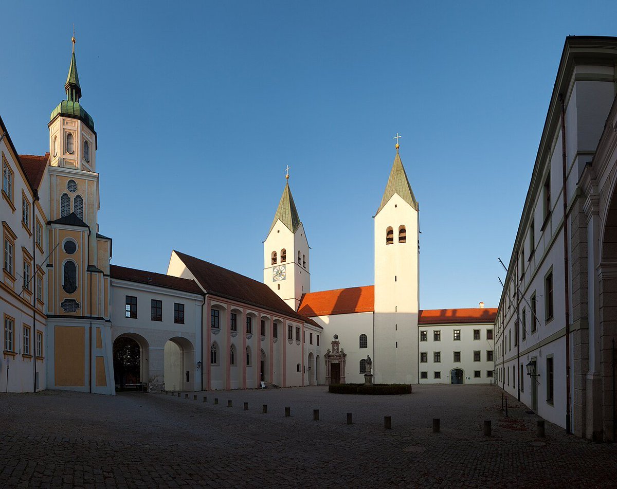 GerCathAes's tweet photo. Pope Benedict XVI was ordained in the Freising Cathedral.
The Romanesque Church was consecrated in 1205. https://t.co/ksjVFOOPAq