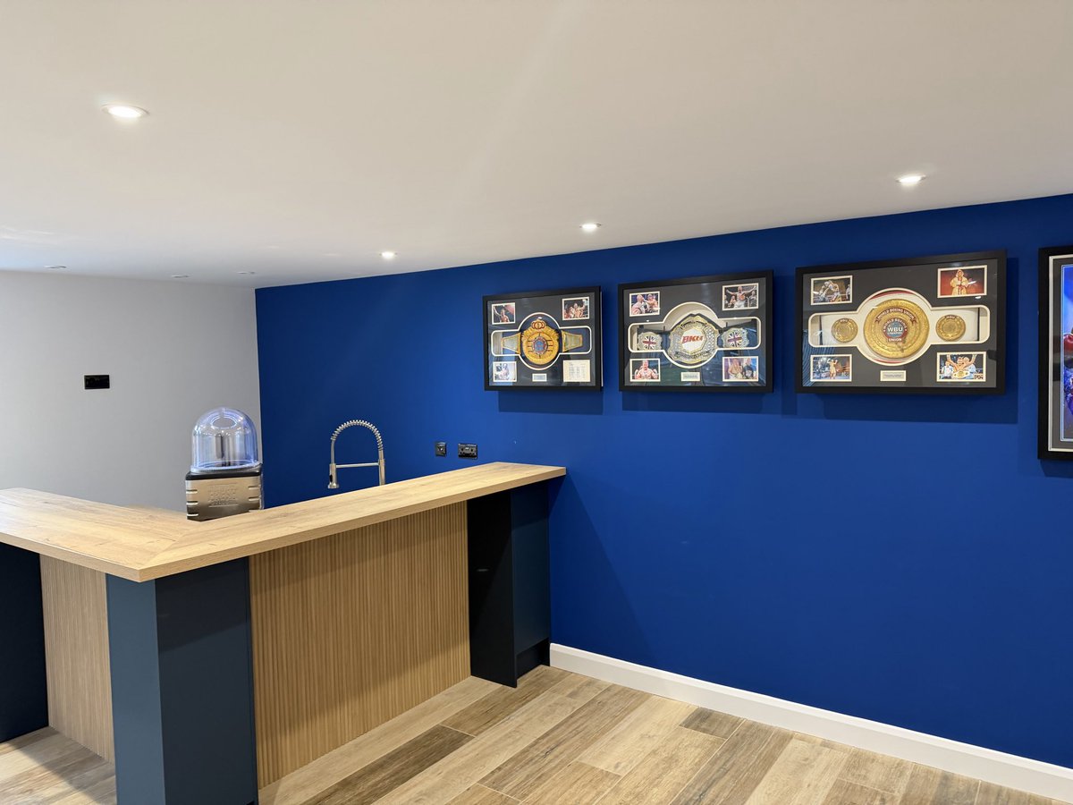Nathan_Decastro's tweet photo. Home bar nearly finished off, with a few of the belts I won framed and put up in there 🍺 🥊 🤛
WBU & WBF WORLD champion 🥊
BKB British champion 🤛
#BareKnuckleBoxing #ProfessionalBoxing #Boxing #Lincoln #Champion https://t.co/iyq3gvGG9Z