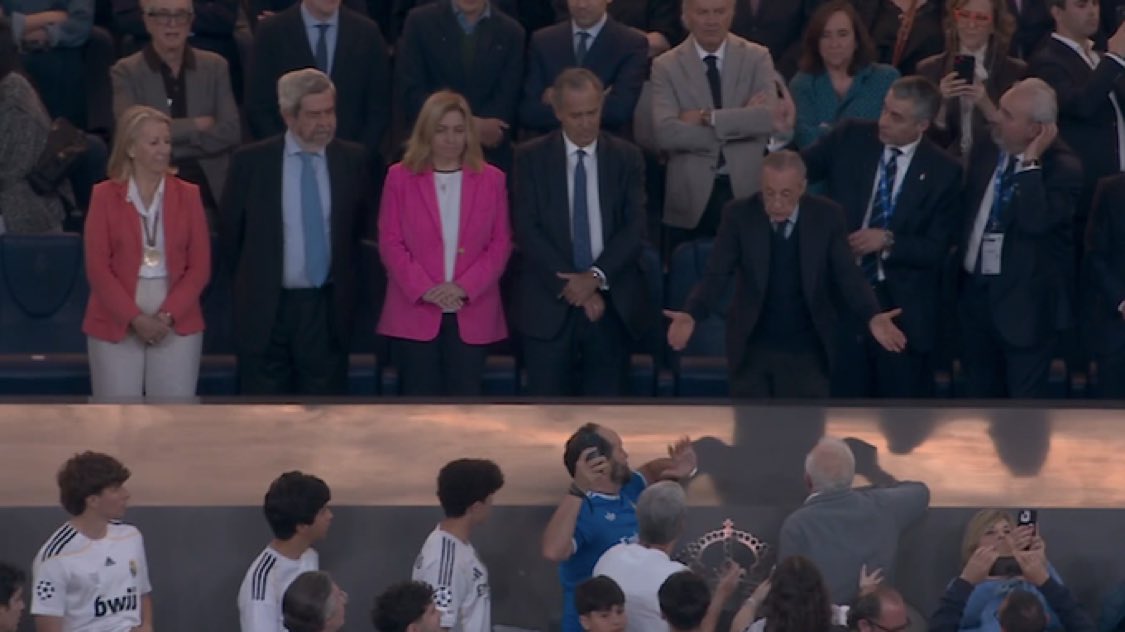 arfutboltr's tweet photo. Real Madrid Başkanı Florentino Perez, taraftarlarla tartışıyor. https://t.co/qPmBHYFsqV