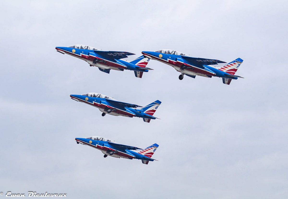 Exaricot's tweet photo. La patrouille de France au 80 ans de la BAN de Lann Bihoué https://t.co/wESxbLcBfk