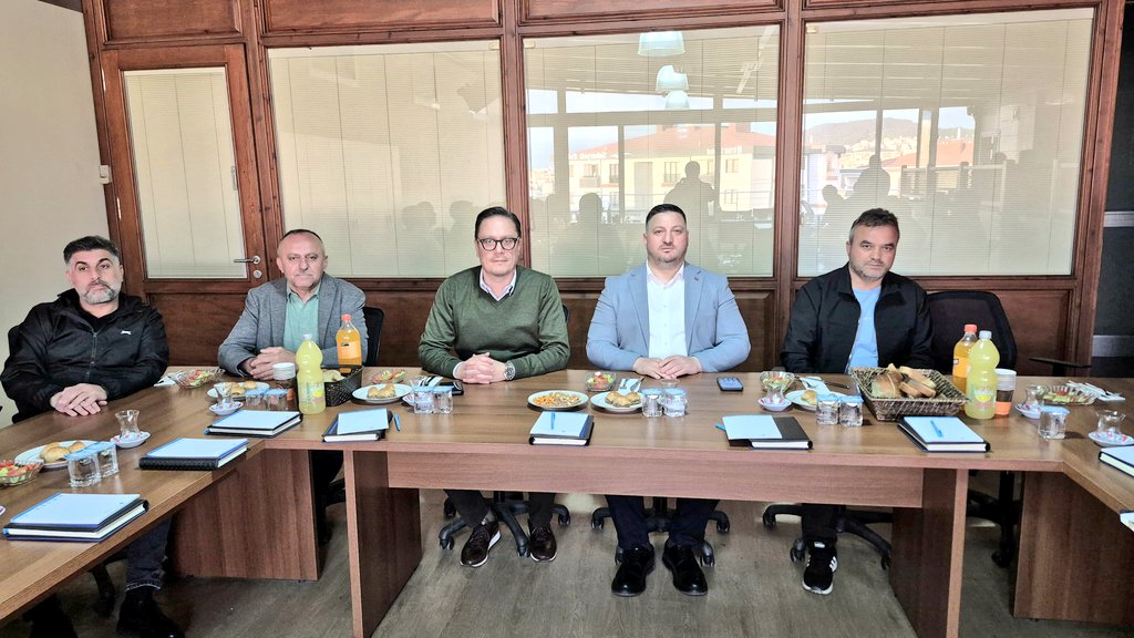 FeyzullahTORLAK's tweet photo. Mahalle Hamimiz Fatih Poyraz'ın ev sahipliğinde Safa mahallemizin haftalık olağan yönetim kurulu toplantısına katıldım.

Mahalle başkanımız Abdullah İpek ve yönetim kurulu üyelerimize muvaffakiyetler diliyorum.

@abdullahozdemir 
@ridvan_bural 
@ak_sancaktepe https://t.co/gFA13UkGtH