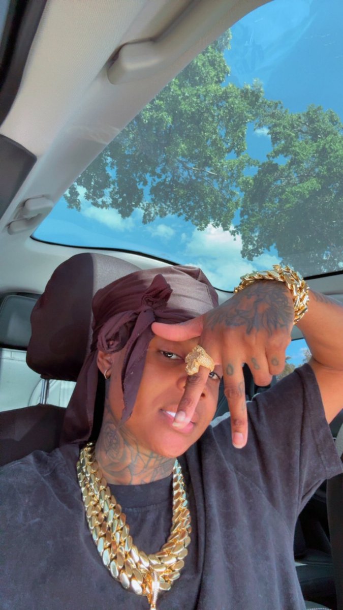J3harden's tweet photo. got a coupe wrapped round my neck 📱 https://t.co/uBejHnAvQM