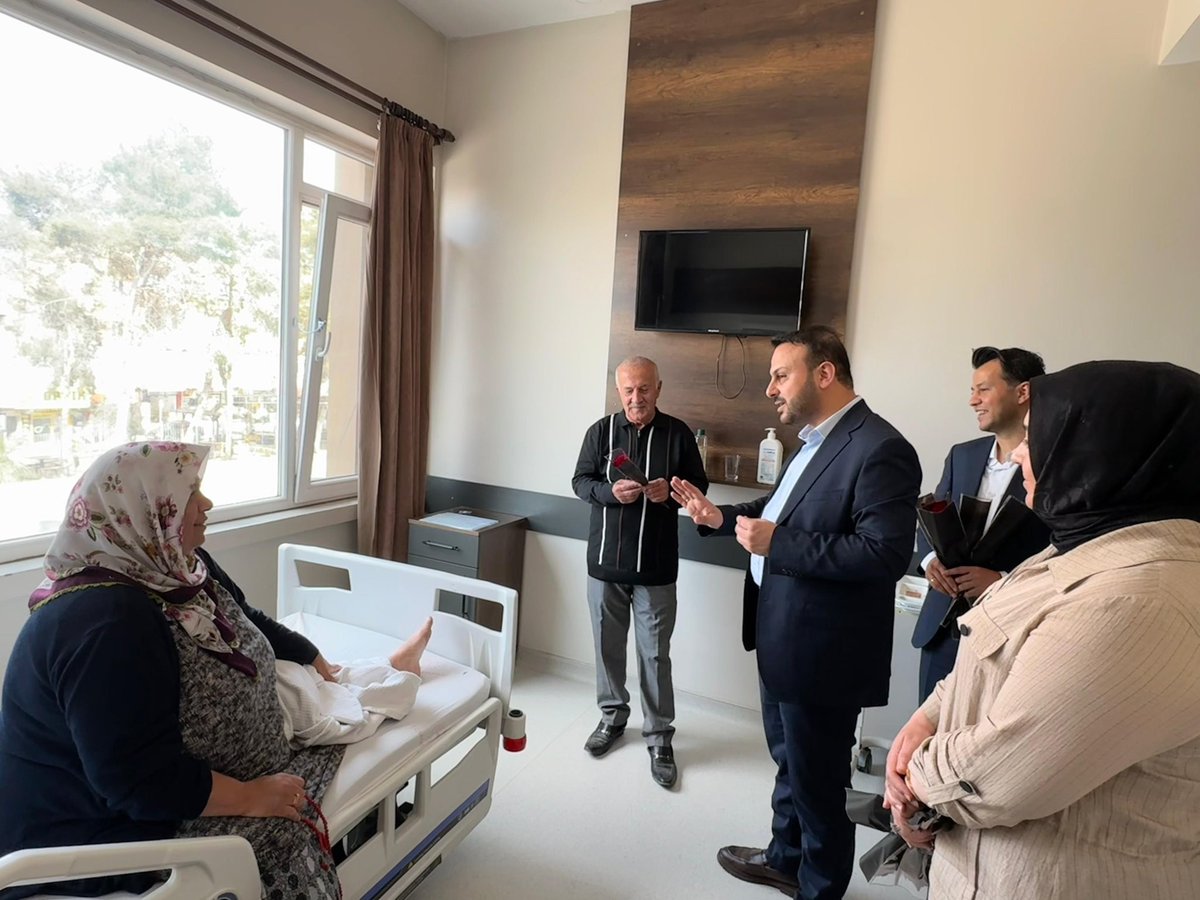MDOGANSALAR_TR's tweet photo. Ak Parti Haliliye İlçe Başkanımız Mustafa Bağmancı, Kadın Kolları Başkanımız Fatma Ocak, İlçe Başkan Yardımcılarımız Abdulrezak Yıldız, Halit Mol ve KADEM İl Temsilcisi Ayşe Çetinkaya ile birlikte; 

Balıklıgöl Eğitim ve Araştırma Hastanesi’nde tedavi gören; hastalar, hasta yakınları ve sağlık çalışanlarını ziyaret edip geçmiş olsun dileklerimizi ileterek gül takdiminde bulunduk.

@RTErdogan @avyusufibis @osmannazlier  @bybekirbozdag @ibrahimeyyupogl 
@milhamigunbegi @ferdisenel25 @furkankucukk_ @mbagmanci63 @fatmaocak0663 @AKGenclikGM @akgenchaliliyee 

#SevdamızŞanlıurfa #BizBirAileyiz  #akparti #türkiye #receptayyiperdoğan #RTE #MilletimizleNiyetimizBir 
#Şanlıurfa