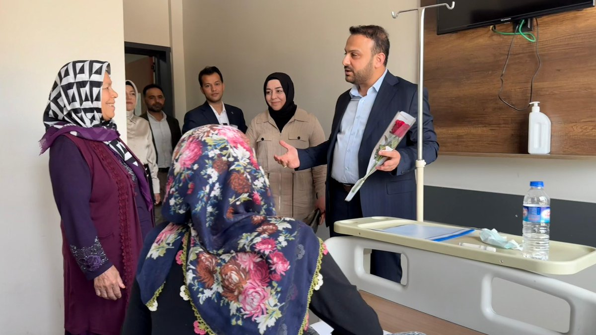 MDOGANSALAR_TR's tweet photo. Ak Parti Haliliye İlçe Başkanımız Mustafa Bağmancı, Kadın Kolları Başkanımız Fatma Ocak, İlçe Başkan Yardımcılarımız Abdulrezak Yıldız, Halit Mol ve KADEM İl Temsilcisi Ayşe Çetinkaya ile birlikte; 

Balıklıgöl Eğitim ve Araştırma Hastanesi’nde tedavi gören; hastalar, hasta yakınları ve sağlık çalışanlarını ziyaret edip geçmiş olsun dileklerimizi ileterek gül takdiminde bulunduk.

@RTErdogan @avyusufibis @osmannazlier  @bybekirbozdag @ibrahimeyyupogl 
@milhamigunbegi @ferdisenel25 @furkankucukk_ @mbagmanci63 @fatmaocak0663 @AKGenclikGM @akgenchaliliyee 

#SevdamızŞanlıurfa #BizBirAileyiz  #akparti #türkiye #receptayyiperdoğan #RTE #MilletimizleNiyetimizBir 
#Şanlıurfa