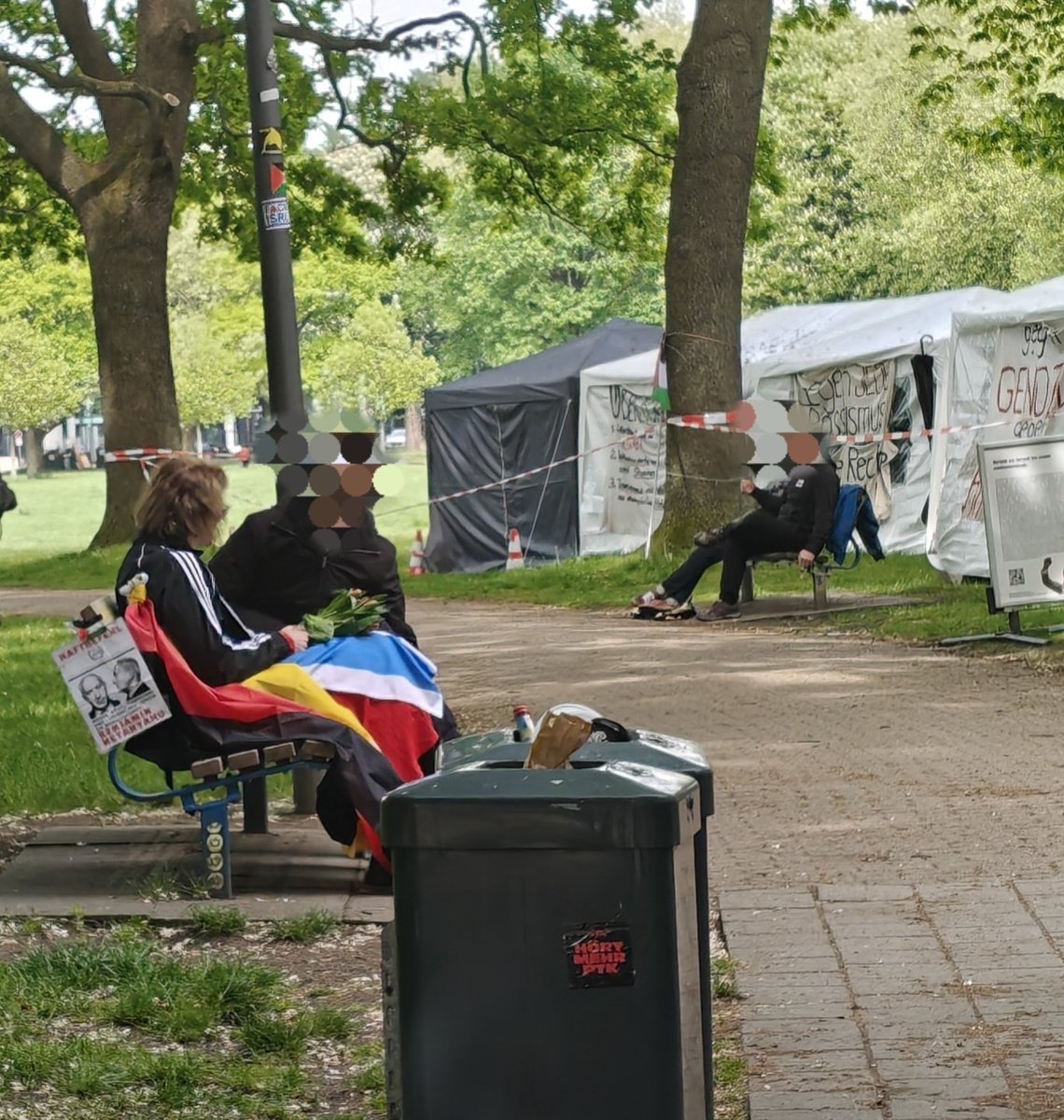 Elbschauer's tweet photo. Vor dem Zelt sitzt die verwirrte deutsche Zionistin vom Dienst und hofft darauf, dass jemand auf ihre Provokation anspringt, welches von den Herren vor dem Eingang über Film und Foto festgehalten werden soll. Sind es undercover "Journalisten"? Man weiß es nicht genau. https://t.co/tbR2H0p7TM